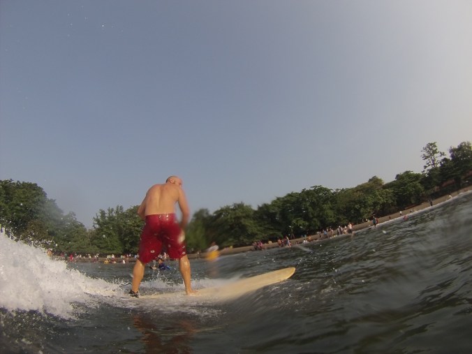 aprendiendo a surfear en Batu Karas