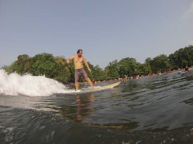 Aprendiendo a surfear en Batu Karas