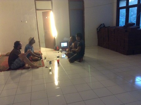 platicando con Angga y Asno en la fabrica