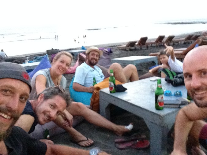 Chelitas en Sand Bar, Canggu, con Vismai, Marie, Fin y Marty